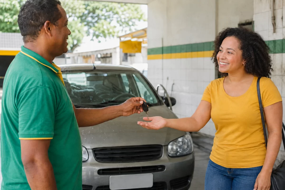 Cliente recebendo a chave do carro limpo em um lava-rápido