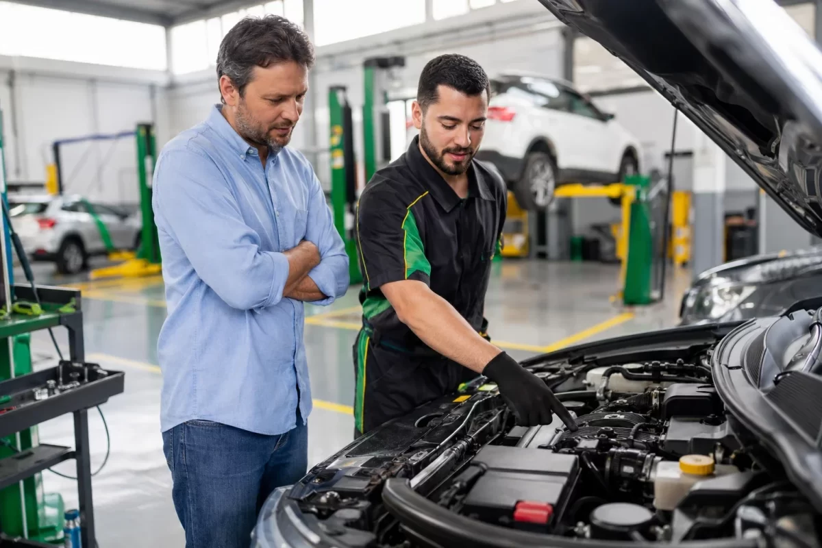 Atendimento em auto center organizado com cliente acompanhando o serviço