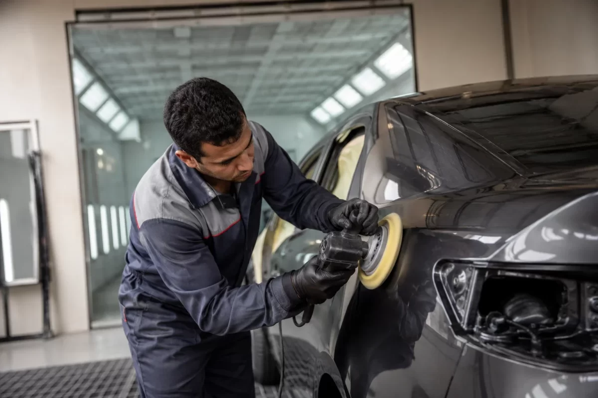 Acabamento de pintura automotiva em oficina de funilaria