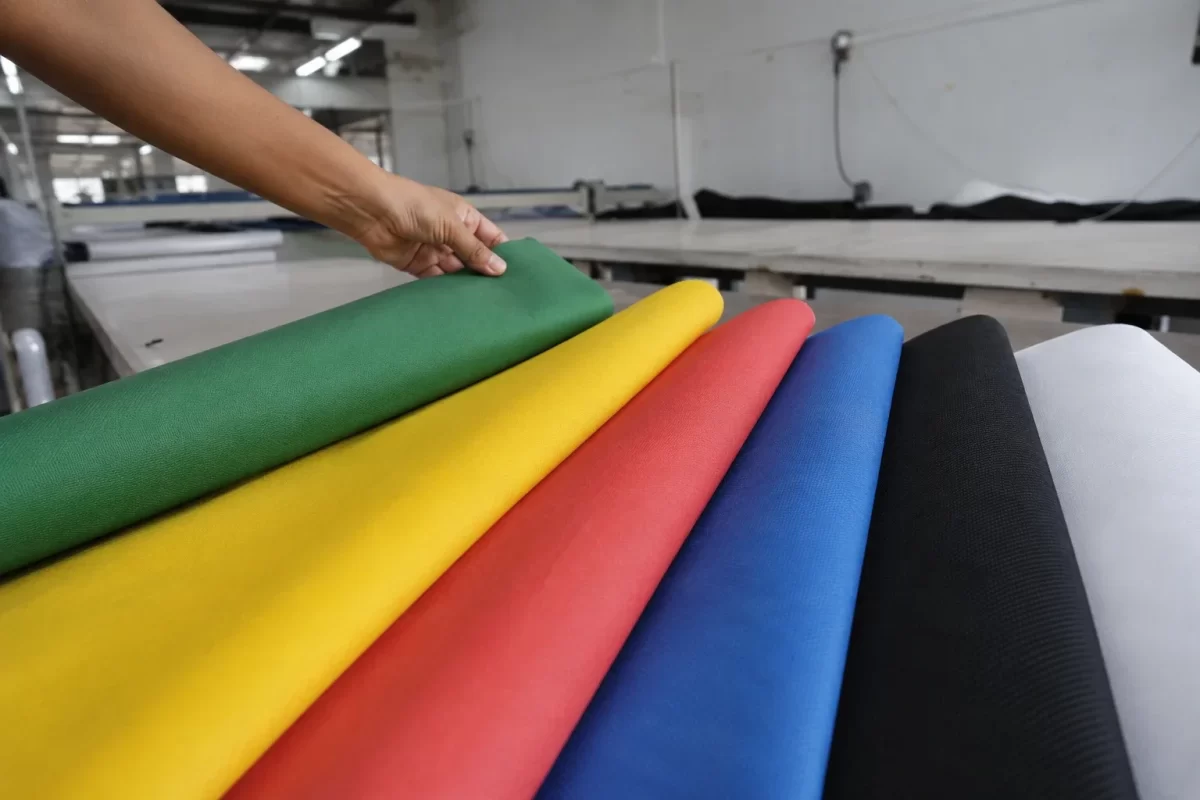 Rolos de TNT em várias cores sobre a mesa de corte