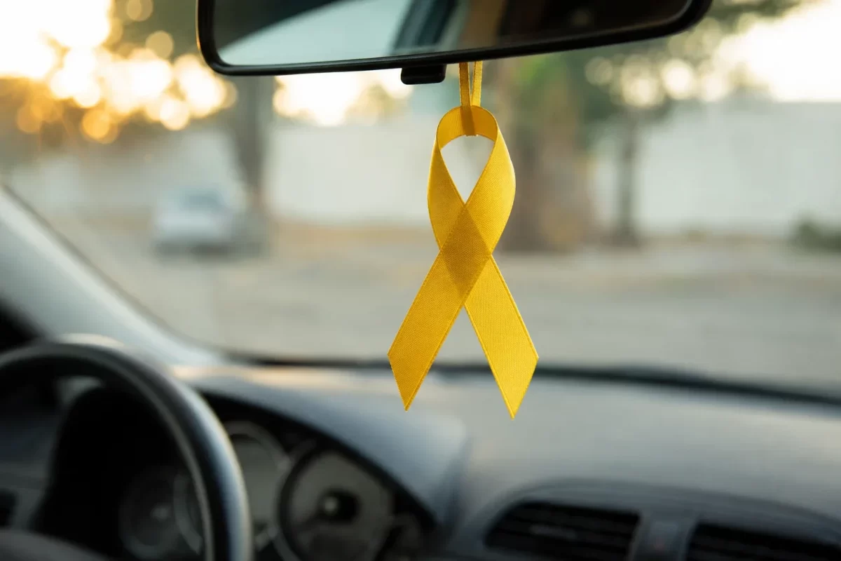 Laço amarelo do Maio Amarelo pendurado no retrovisor do carro
